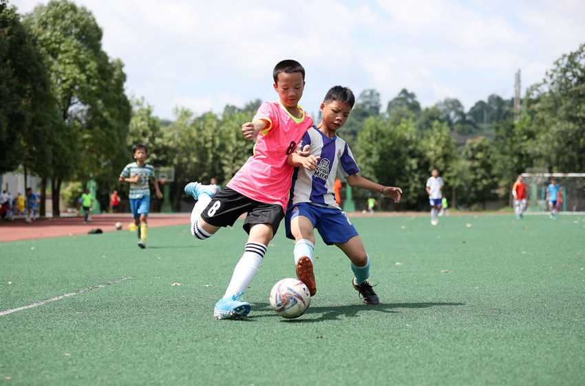 7月11日，在貴州省丹寨縣揚武中學足球場，小球員在進行對抗比賽。
