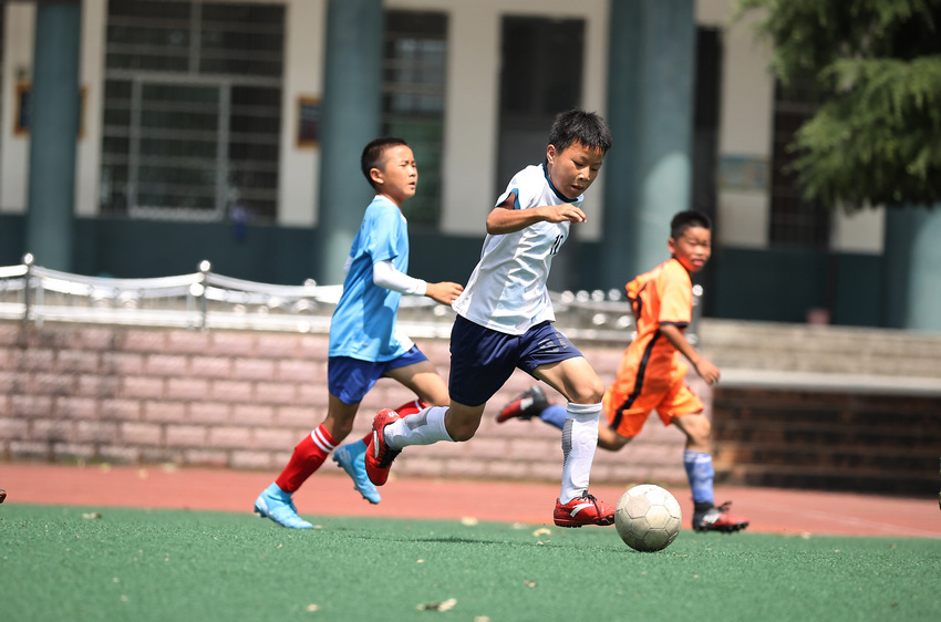 7月11日，在貴州省丹寨縣揚武中學足球場，小球員在進行對抗比賽。