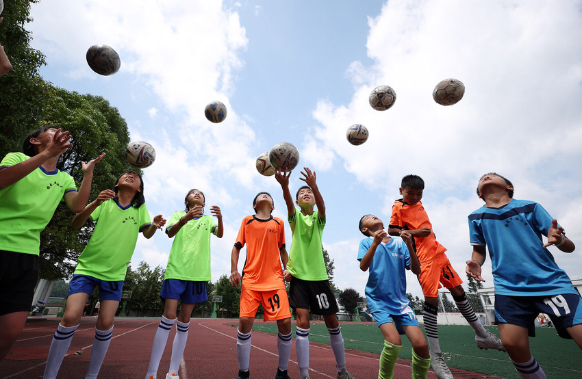 7月11日，在貴州省丹寨縣揚武中學足球場，小球員在練習頭球技術。