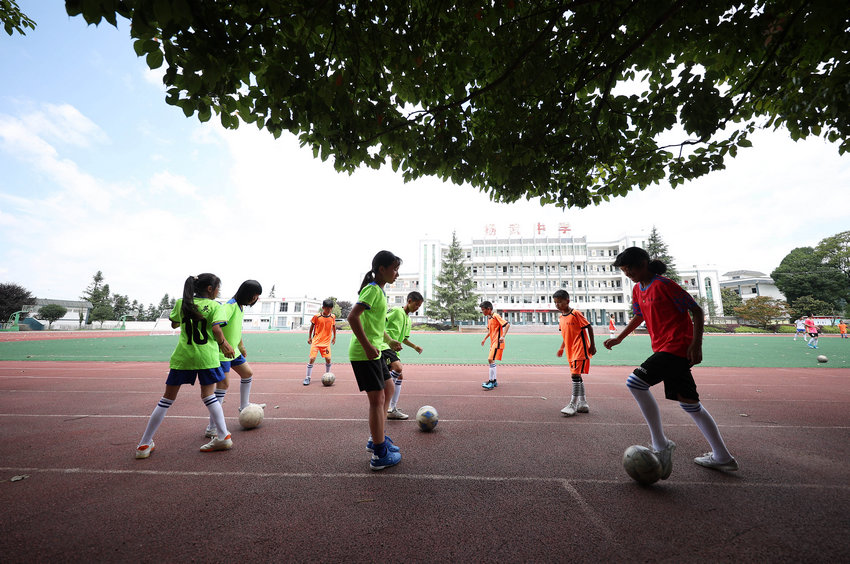 7月11日，在貴州省丹寨縣揚武中學足球場，小球員在練習傳球技術。