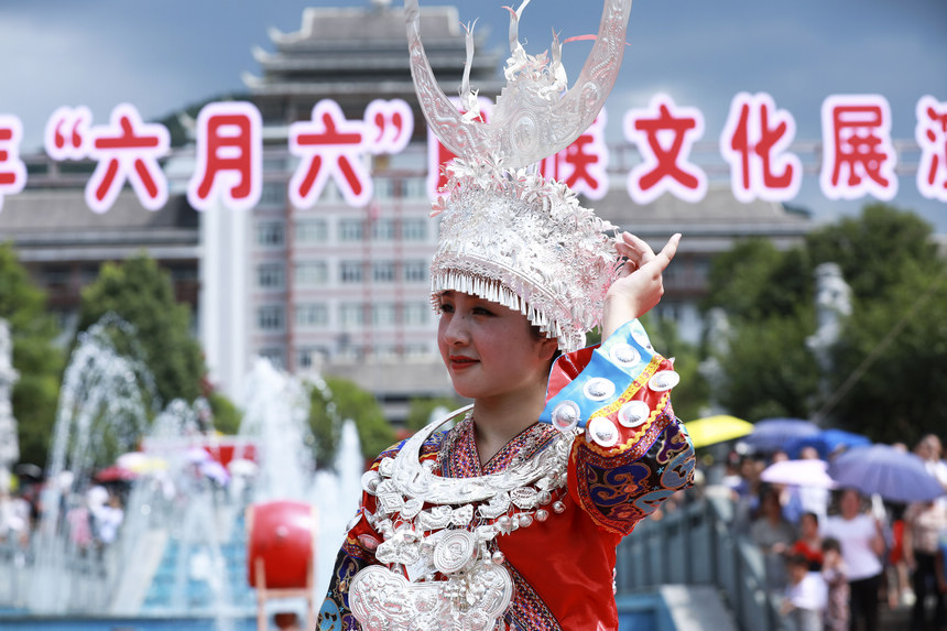 7月15日，當地群眾參加貴州省劍河縣“六月六”民族歌舞表演。楊家孟攝