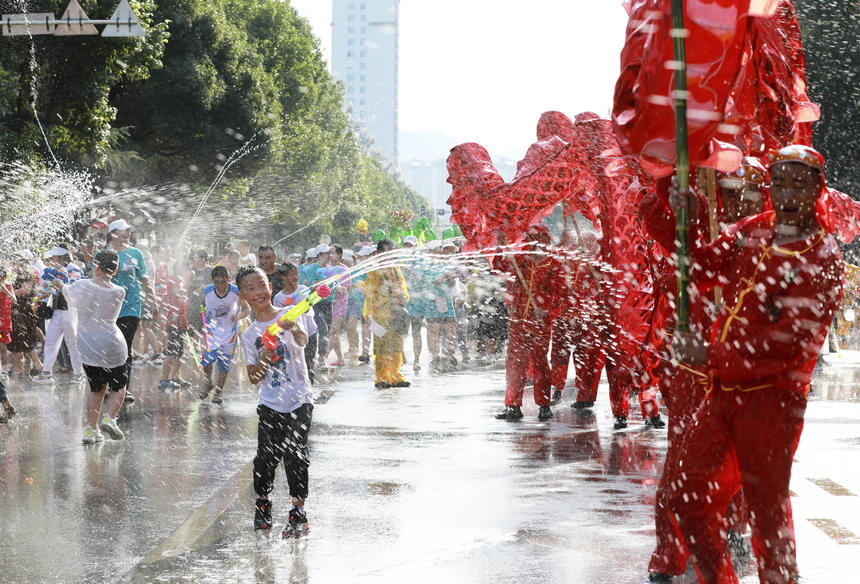 7月15日，當地群眾參加貴州省劍河縣“六月六”水龍巡游活動。楊家孟攝