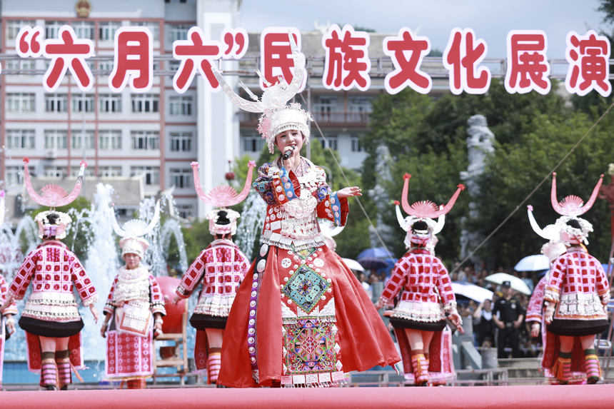 7月15日，當地群眾參加貴州省劍河縣“六月六”民族歌舞表演。楊家孟攝