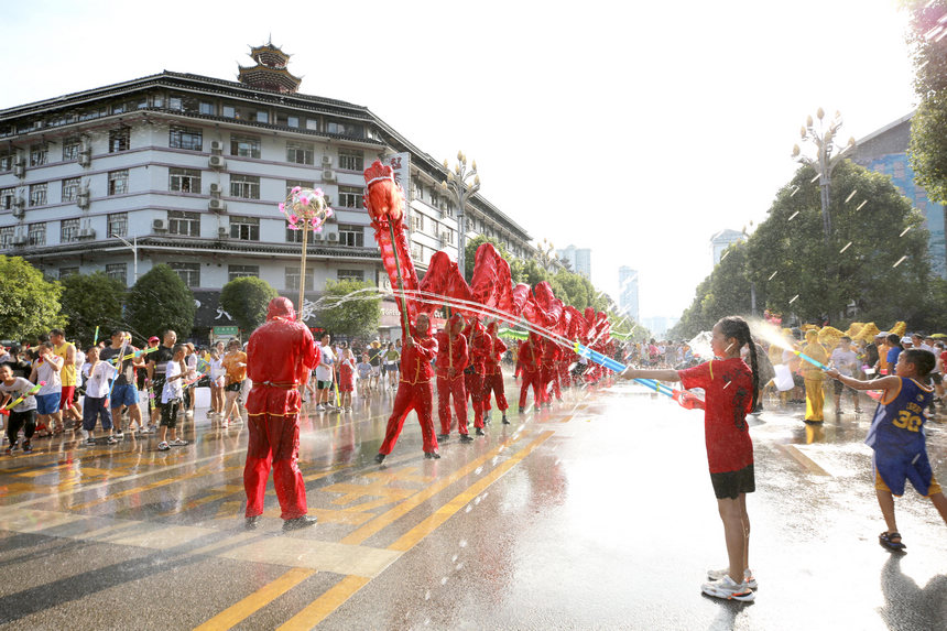 7月15日，當地群眾參加貴州省劍河縣“六月六”水龍巡游活動。楊家孟攝