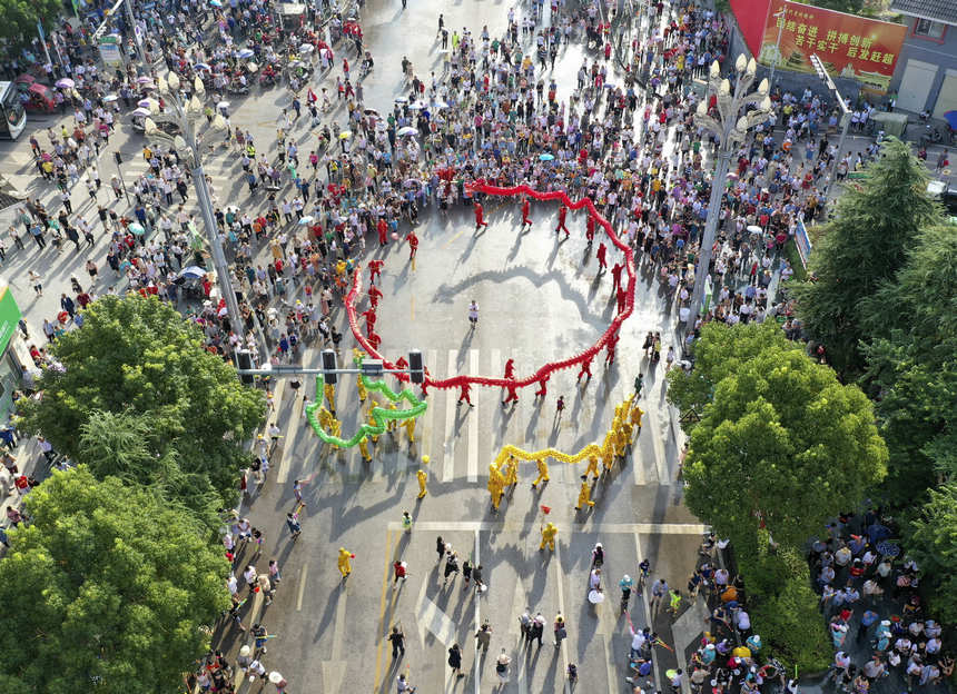 7月15日拍攝的貴州省劍河縣“六月六”水龍巡游活動現場（無人機照片）。楊家孟攝