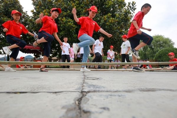 ，北京小朋友和貴州小朋友在貴州省黔西市雨朵鎮雨化小學一起跳竹竿舞。 (1).jpg