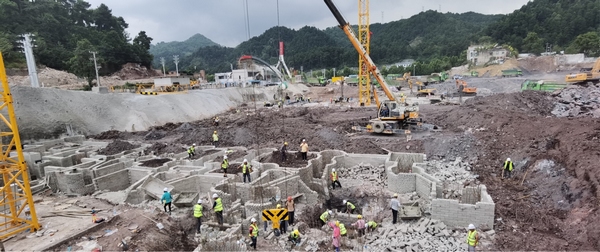 貴陽萬達小關廣場綜合體項目上，項目售樓部主體已完工，目前正在實施裝修，1號樓、5號樓進入基礎施工階段。