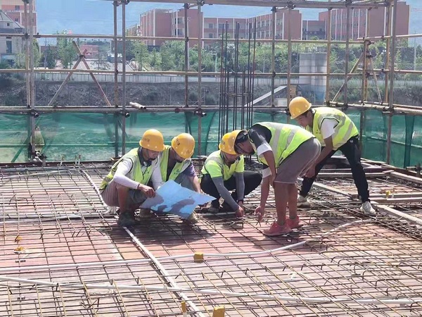 遵義正安經濟開發區新區拓展標准化廠房及配套基礎設施建設工程PPP項目上，現場管理人認真地檢查驗收梁板鋼筋。