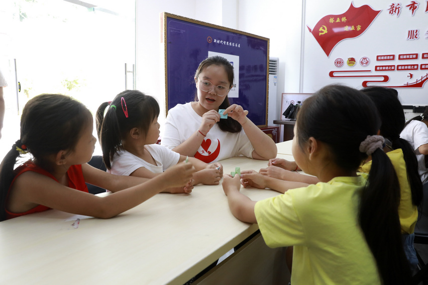 7月28日，來自南昌大學人文學院的大學生志願者給思源社區的孩子們上手工課。