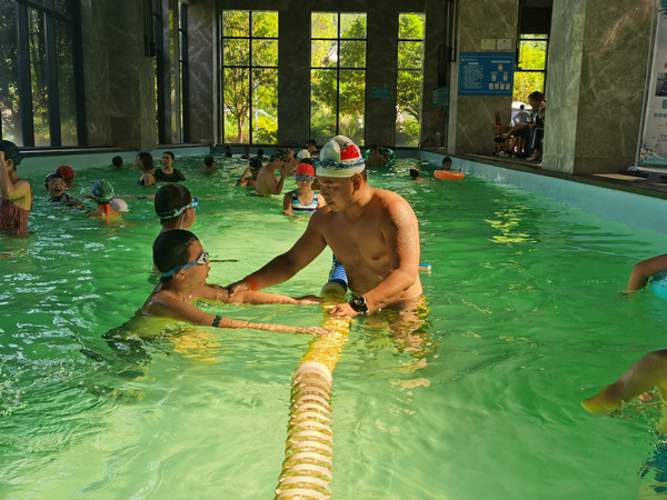 孩子们在剑河仰阿莎温泉小镇恒温泳池里上游泳课。严春生摄