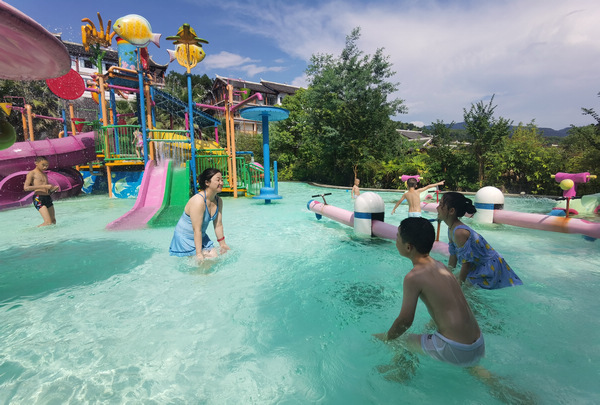 游客在剑河仰阿莎温泉小镇宝宝乐园游玩。严春生摄
