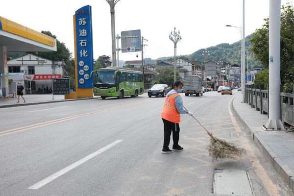 剑河县环卫工人杨明梅正在清扫路面。杨婷摄