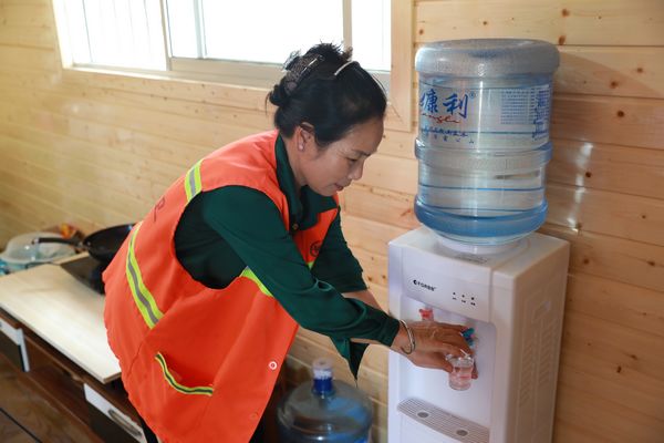 剑河县环卫工人们在休息站内喝水休息。杨婷摄
