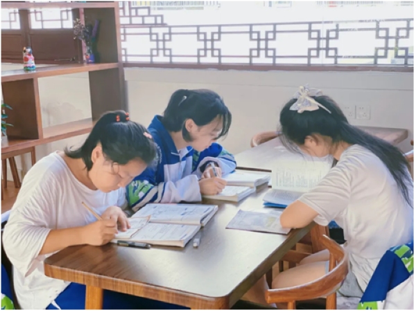 云岩区北京日坛中学贵阳分校开放式书吧内自习的学生。