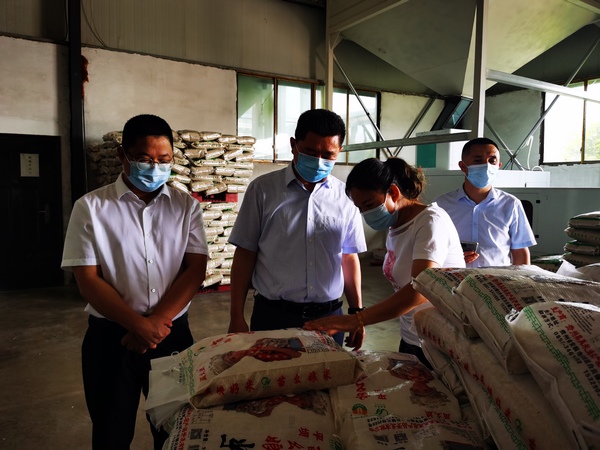 8月18日,安顺市委副书记,市长宋晓路到平坝区实地调研应急物资储备