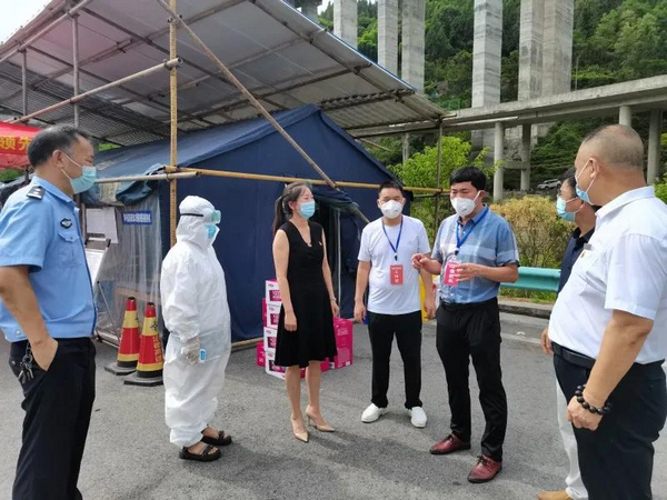 百裡畫廊酒店有限公司和金盾保安公司黨支部捐贈物資。沿河縣委辦供圖