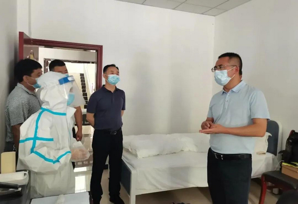 縣長代忠義督導疫情防控工作。沿河縣委辦供圖