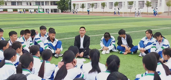劉秀祥與同學們談心談話。受訪者提供