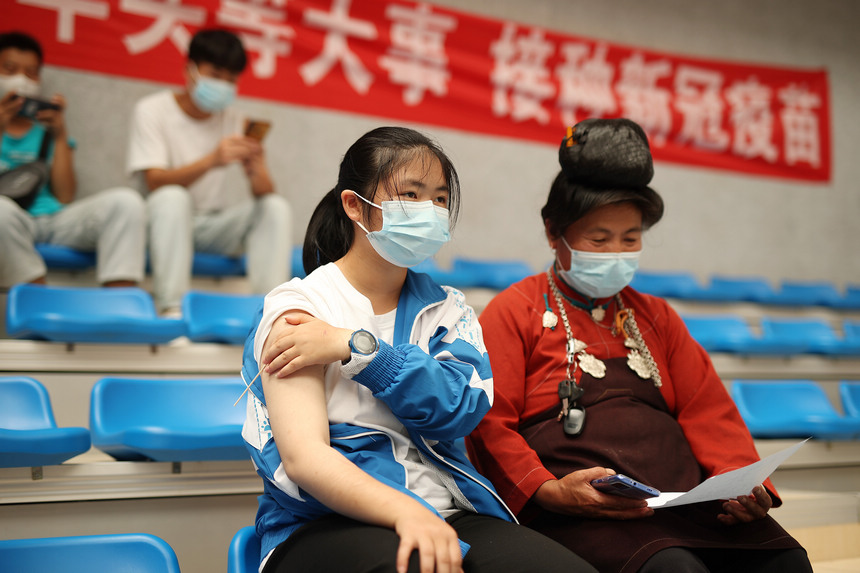 8月29日，在貴州省黔東南苗族侗族自治州丹寨縣體育館接種點，一名家長陪同學生接種新冠疫苗后在留觀區休息。