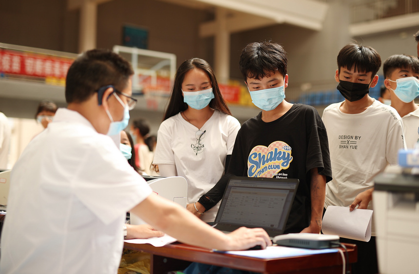 8月29日，在貴州省黔東南苗族侗族自治州丹寨縣體育館接種點，學生們在確認疫苗接種信息。