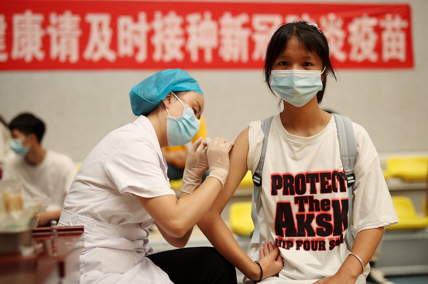 8月29日，在貴州省黔東南苗族侗族自治州丹寨縣體育館接種點，一名學生在接種新冠疫苗。
