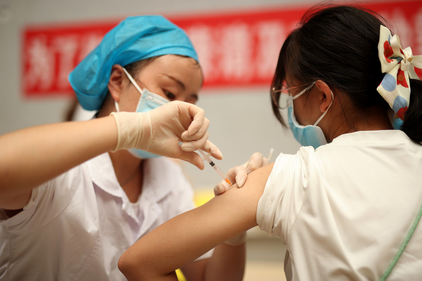 8月29日，在貴州省黔東南苗族侗族自治州丹寨縣體育館接種點，醫務人員為學生接種新冠疫苗。