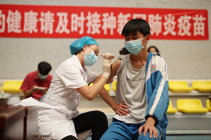 8月29日，在貴州省黔東南苗族侗族自治州丹寨縣體育館接種點，一名學生在接種新冠疫苗。