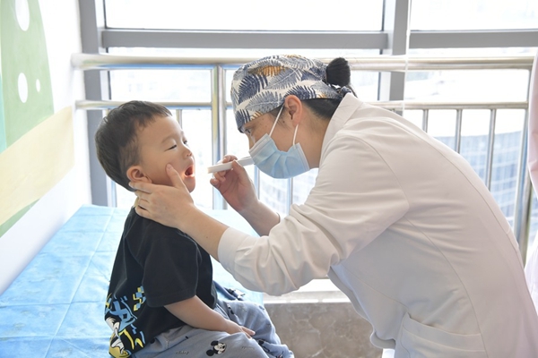 觀山湖區婦幼保健院醫生為兒童進行常規體檢。觀山湖區融媒體中心供圖
