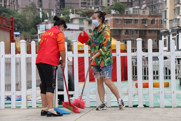 龍山社區志願者正在打掃衛生1