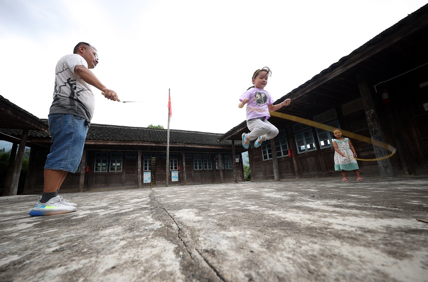 9月1日，在貴州省黔東南苗族侗族自治州丹寨縣排調鎮黨干村教學點，楊昌軍與孩子們在課間跳繩。