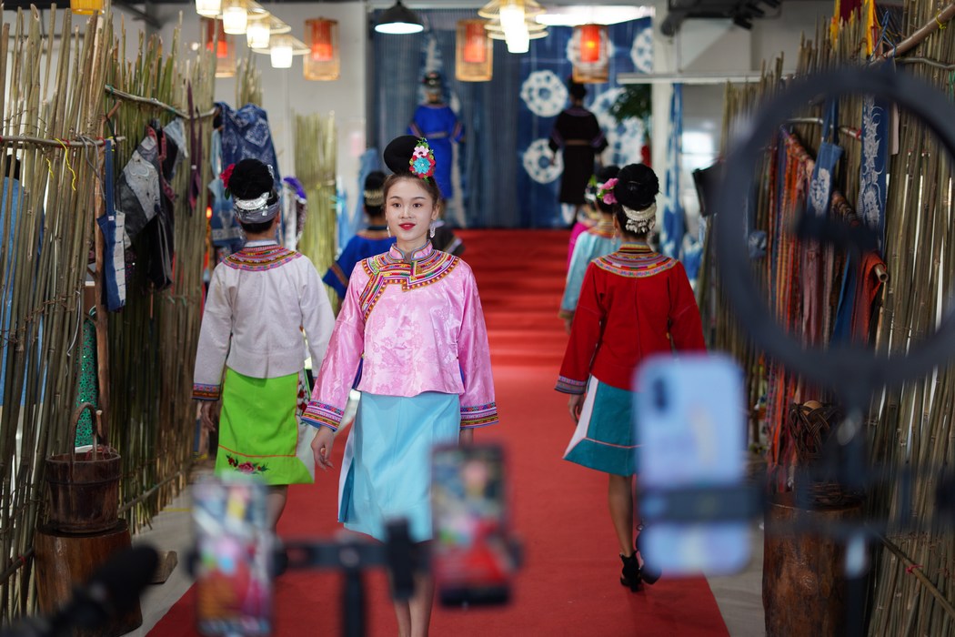 9月3日，在贵州省丹寨县金泉街道非遗文创扶贫车间，苗族群众在进行苗族盛装服饰直播展示。