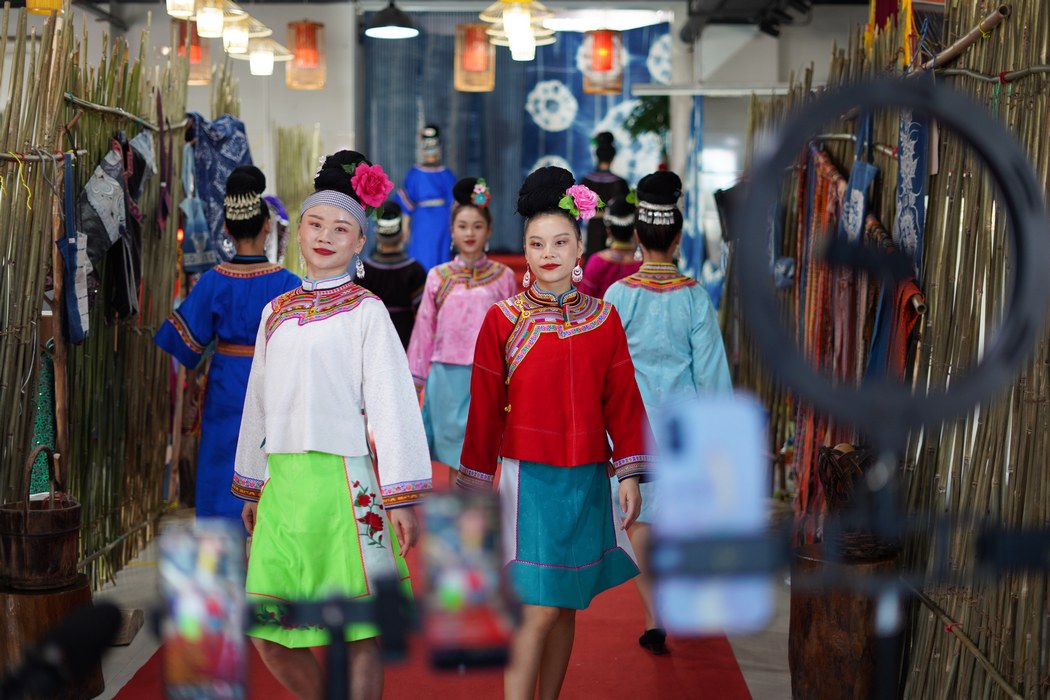9月3日，在贵州省丹寨县金泉街道非遗文创扶贫车间，苗族群众在进行苗族盛装服饰直播展示。
