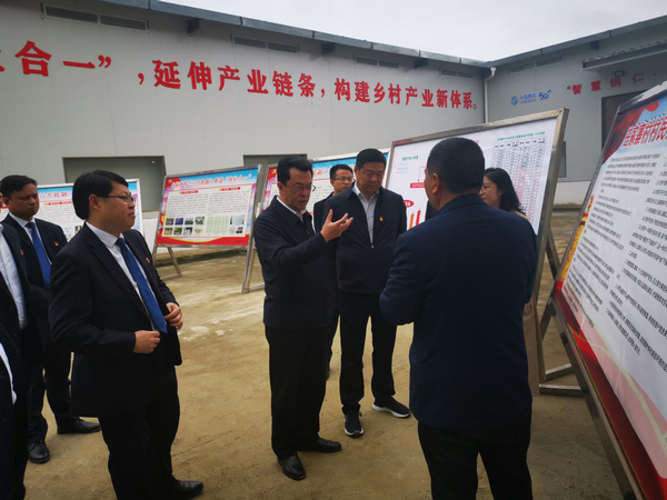 省聯社黨委書記、副理事長、主任馬林波在大沙壩鄉任家寨村調研“六共機制”建設情況。