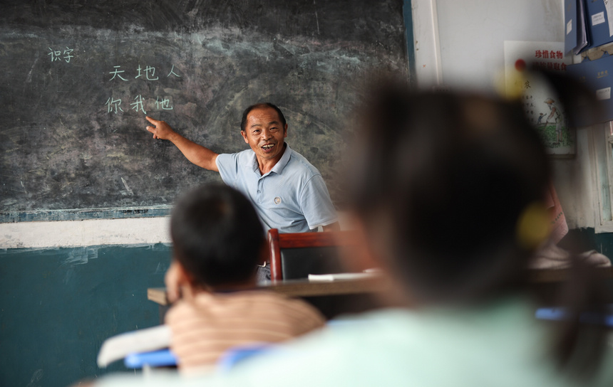 9月8日，在貴州省丹寨縣興仁鎮烏猛村教學點，蒙德新在給學生上識字課。