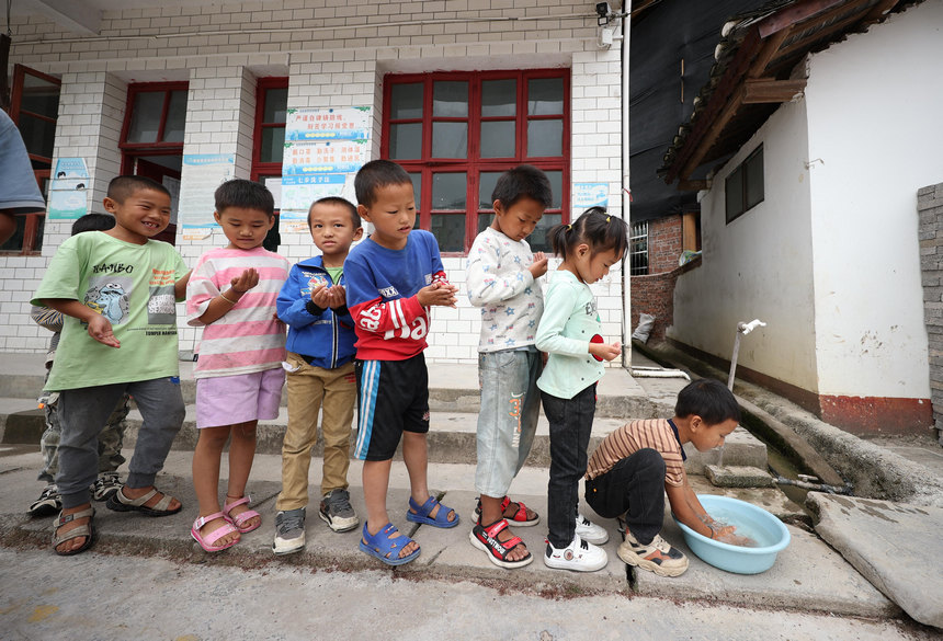 9月8日，在貴州省丹寨縣興仁鎮烏猛村教學點，小學生們在洗手准備吃午飯。