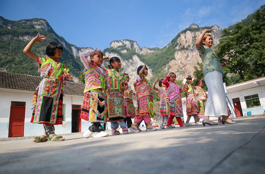 鄉村名師陳敏在貴州省黔西市素朴鎮屯江教學點給苗族復式班一、二年級的上民族舞蹈課。