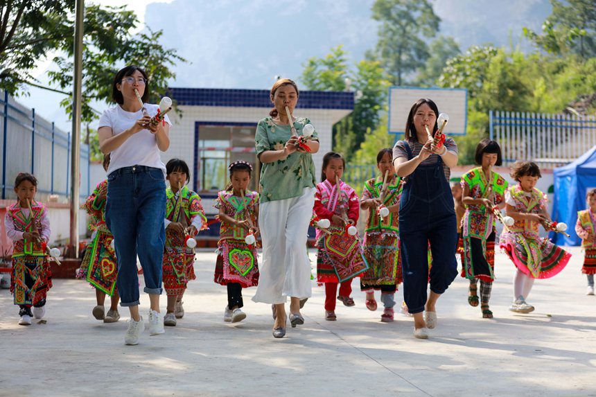 陳敏鄉村名師工作室成員在貴州省黔西市素朴鎮屯江教學點給苗族復式班一、二年級的上民族舞蹈課。