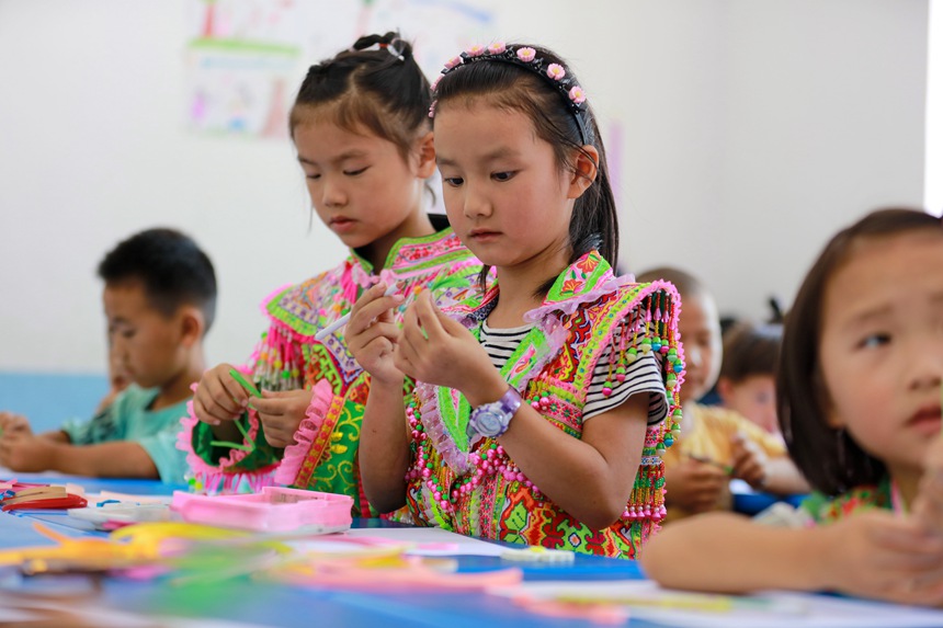 貴州省黔西市素朴鎮屯江教學點苗族復式班一、二年級的孩子在做手工。