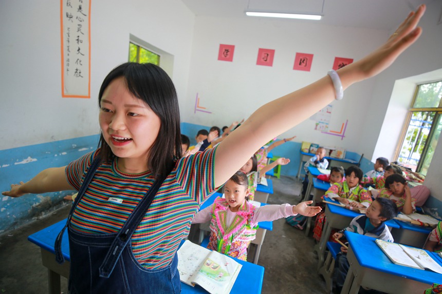 陳敏鄉村名師工作室成員在貴州省黔西市素朴鎮屯江教學點給苗族復式班一年級的孩子上拼音音調課。 