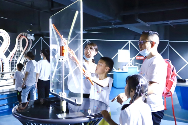 孩子們受邀參加“小海燕夏令營”活動，體驗科技館的奧秘。觀山湖區融媒體中心供圖