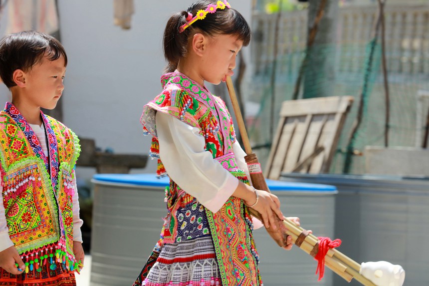 贵州省黔西市素朴镇屯江村孩子们学习芦笙舞蹈。 