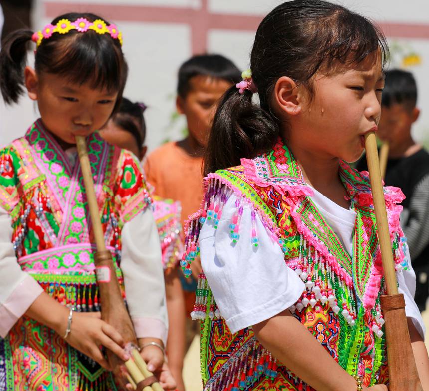 贵州省黔西市素朴镇屯江村孩子们学习芦笙舞蹈。