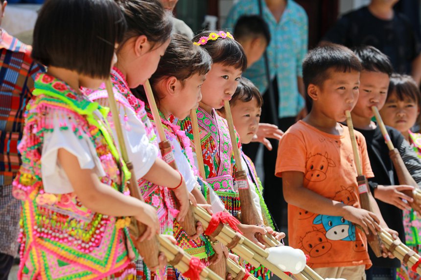 贵州省黔西市素朴镇屯江村孩子们学习芦笙舞蹈。