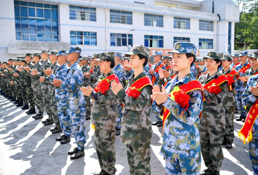 掌聲響起，歡迎老兵返鄉。觀山湖區融媒體中心供圖