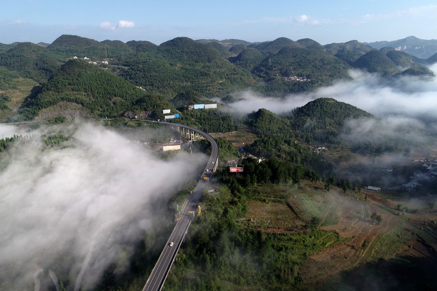 贵州六广河特大桥引桥在云遮雾绕中宛如仙境、蔚为壮观（无人机照片）。