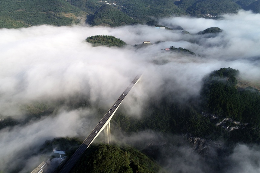 贵州六广河特大桥在云遮雾绕中宛如仙境、蔚为壮观（无人机照片）。