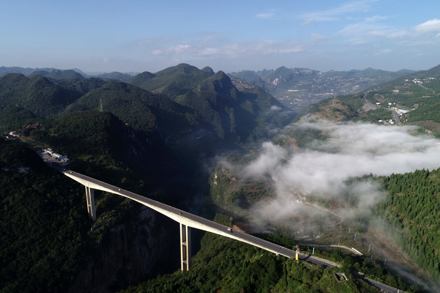 贵州六广河特大桥在云遮雾绕中宛如仙境、蔚为壮观（无人机照片）。