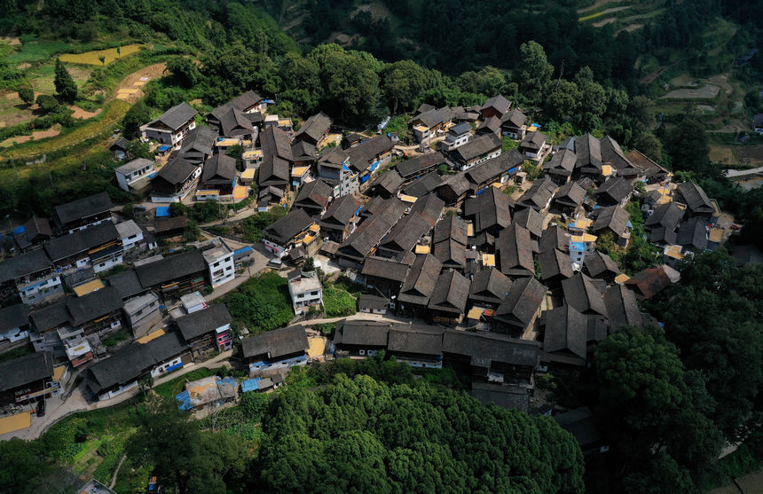 9月26日，在貴州省丹寨縣興仁鎮岩英苗寨，村民在晾晒收獲的稻谷（無人機照片）。