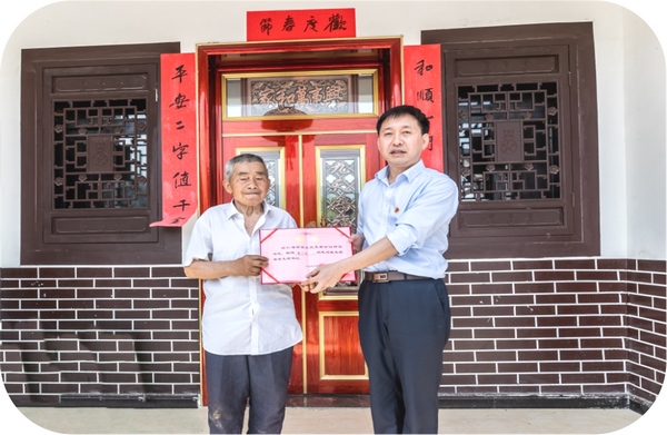 聘请“七一”勋章获得者、时代楷模黄大发为名誉书记。