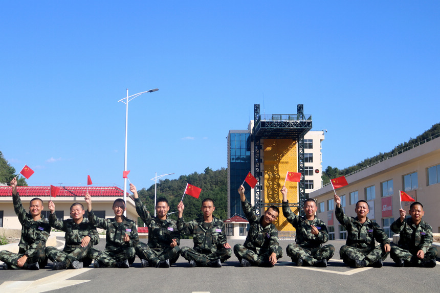 貴州武警黔西南支隊9月入伍新兵和國旗合影，祝福祖國繁榮昌盛。史旺龍攝